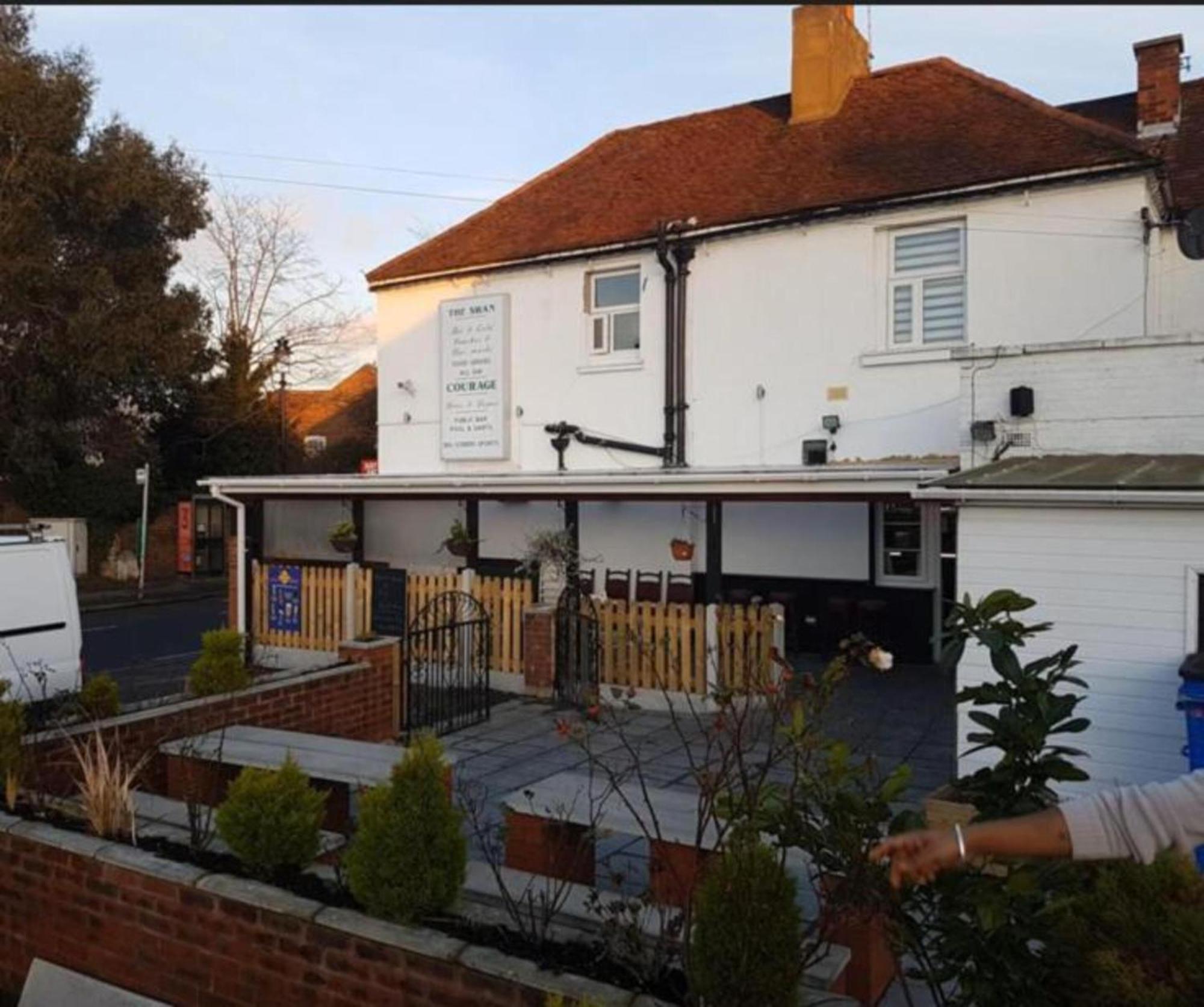Swan Inn, Heathrow Airport スタンウェル エクステリア 写真